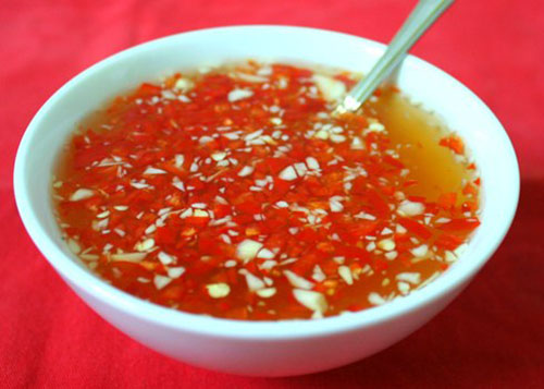Pha nước mắm chấm chua cay mặn ngọt để chấm phở cuốn. Nước chấm t&ugrave;y khẩu vị, khi pha nước chấm n&agrave;y cần nếm thường xuy&ecirc;n để c&acirc;n bằng c&aacute;c loại gia vị.