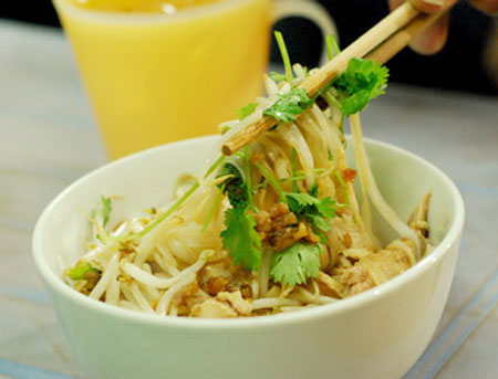 C&aacute;ch l&agrave;m phở g&agrave; trộn đơn giản, nguy&ecirc;n liệu kh&ocirc;ng cầu kỳ