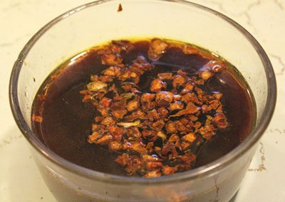 Hỗn hợp nước tương: pha hai th&igrave;a canh x&igrave; dầu, một th&igrave;a canh hắc x&igrave; dầu, hai th&igrave;a canh đường, hai th&igrave;a nhỏ dấm tiều v&agrave; một &iacute;t tỏi phi v&agrave;ng, khuấy đều để đường tan, n&ecirc;m hơi mặn để d&ugrave;ng chung với b&aacute;nh phở trộn.