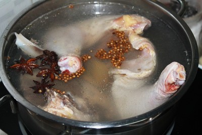 Khi nước hơi s&ocirc;i, thả hoa hồi, hạt m&ugrave;i v&agrave; 3 l&aacute;t gừng v&agrave;o.