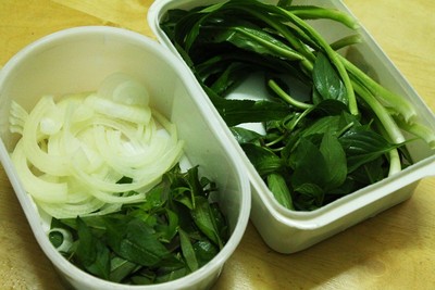 Rửa sạch gi&aacute; đỗ v&agrave; rau sống. Rửa sạch, th&aacute;i sợi h&agrave;nh t&acirc;y.