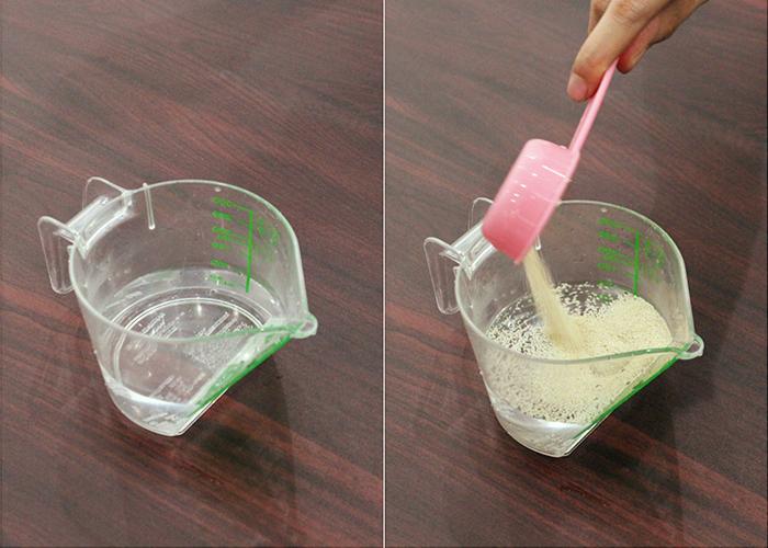 Cho 1 muỗng c&agrave; ph&ecirc; men nở v&agrave;o &frac14; ch&eacute;n nước ấm, ng&acirc;m cho men nở ra