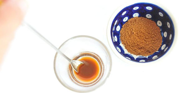 Đổ phẩm v&agrave;o hỗn hợp vẫn đang ở dạng lỏng cho tới khi được m&agrave;u như &yacute; rồi đảo đều. Lưu &yacute;, cho m&agrave;u từ từ, kh&ocirc;ng đổ qu&aacute; nhanh v&agrave; nhiều.