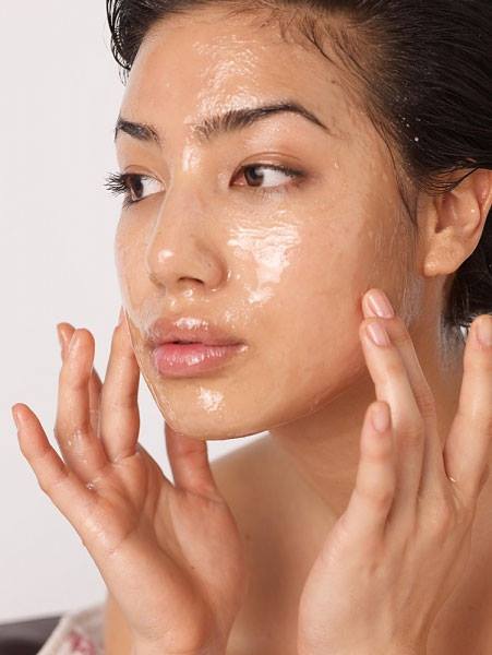 C&aacute;ch l&agrave;m trắng da mặt từ dầu dừa rất dễ thực hiện