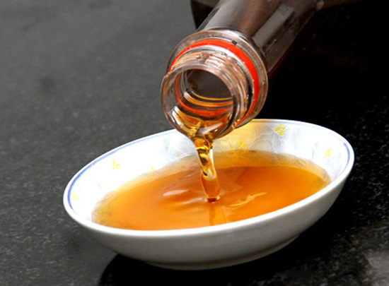 Lấy chày nhúng qua nước mắm và cho vào giã thịt giúp thịt được đều gia vị hơn, 