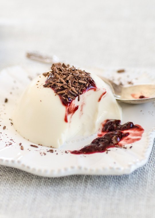 Vậy l&agrave; bạn đ&atilde; c&oacute; thể thưởng thức m&oacute;n panna cotta m&aacute;t lạnh do ch&iacute;nh tay m&igrave;nh chế biến với c&aacute;ch l&agrave;m kh&aacute; đơn giản v&agrave; dễ d&agrave;ng.