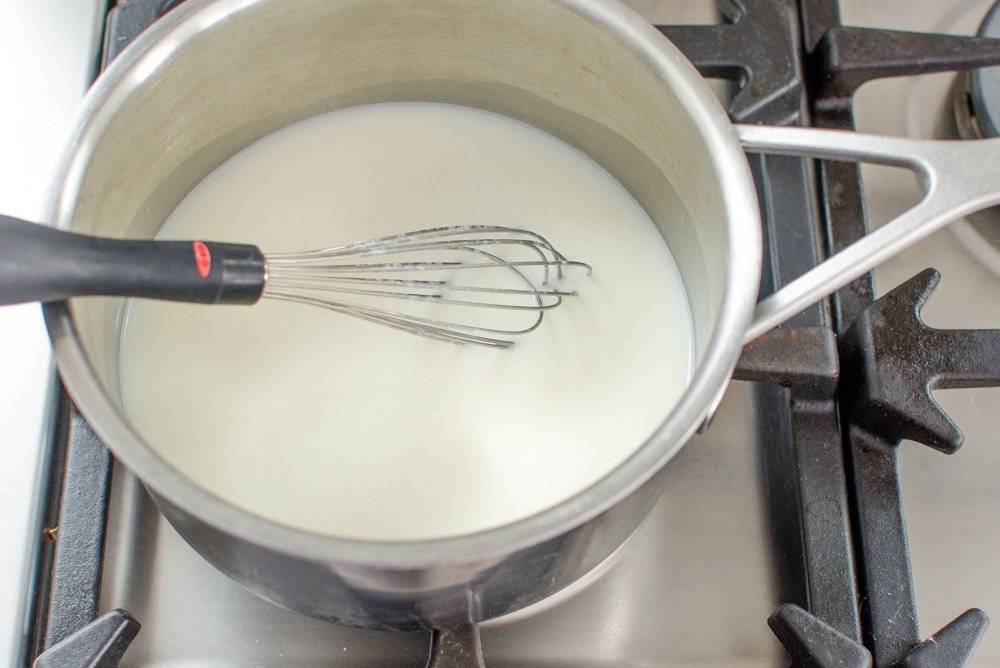 Khuấy đều hỗn hợp l&agrave;m b&aacute;nh panna cotta tr&ecirc;n lửa nhỏ