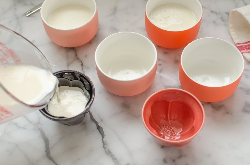 Đổ hỗn hợp tr&ecirc;n v&agrave;o trong khu&ocirc;n đựng b&aacute;nh panna cotta: Chia đều hỗn hợp v&agrave;o c&aacute;c khu&ocirc;n đ&atilde; chuẩn bị sẵn trước đ&oacute; rồi cho v&agrave;o tủ lạnh để b&aacute;nh đ&ocirc;ng đặc lại. Nếu bạn ăn lu&ocirc;n b&aacute;nh panna cotta ở trong khu&ocirc;n th&igrave; chỉ cần để trong tủ lạnh từ 1-2 tiếng. Trong trường hợp, bạn muốn đổ b&aacute;nh từ trong khu&ocirc;n ra đĩa trang tr&iacute;, bạn n&ecirc;n l&agrave;m đ&ocirc;ng b&aacute;nh trong tủ lạnh &iacute;t nhất 4 tiếng, thậm ch&iacute; l&agrave; qua đ&ecirc;m.