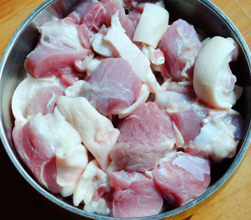 Thịt chân giò cạo lông, rửa sạch, thái miếng vừa ăn 