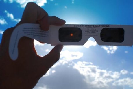 N&ecirc;n sử dụng c&aacute;c dụng cụ đặc biệt để quan s&aacute;t Nhật Thực