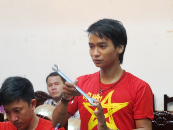 Thành viên Vũ Như Thương (sinh năm 1991) trả lại cho Ủy ban ATGT Quốc gia chiếc mỏ lết lấy tại hiện trường để phục vụ công tác cứu nạn. Thành viên Vũ Như Thương (sinh năm 1991) trả lại cho Ủy ban ATGT Quốc gia chiếc mỏ lết lấy tại hiện trường để phục vụ công tác cứu nạn.