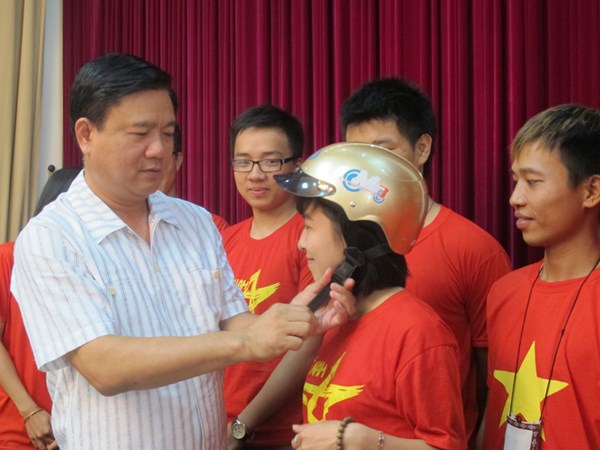Bộ trưởng Đinh La Thăng trao mũ bảo hiểm cho các thành viên của nhóm phượt Phong Vân. Bộ trưởng Đinh La Thăng trao mũ bảo hiểm cho các thành viên của nhóm phượt Phong Vân.