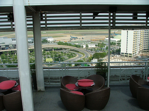 'Moonlight Coffee Lounge'được các cặp đôi yêu thích bởi không gian thoáng đãng, thoải mái, đặc biệt 'view' rất độc và đẹp. Ở đây, họ có thể tha hồ trò chuyện và ngắm máy bay lên xuống với tầm nhìn rộng 