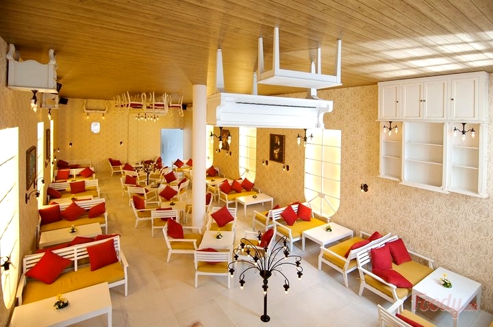 Ngay từ cưả bước vào, Up Cafe mang đến cho các đôi tình nhân một ấn tượng ngộ nghĩnh với chính diện quán trông như căn nhà lật ngược, đây sẽ là một điểm đến thú vị trong ngày lễ Valentine