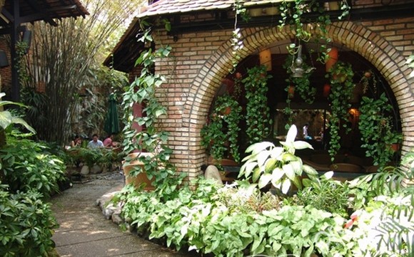 Sỏi Đá là quán cà phê được thiết kế, xây dựng theo kiến trúc phong cách nhà vườn Huế và được chia thành nhiều khu vực nhưng lại rất đồng nhất trong gam màu nâu đỏ trầm ấm, không gian mở mang nét đẹp mộc mạc, trữ tình, đến đây, các đôi tình nhân sẽ được tận hưởng một Valentine ngọt ngào, êm đềm không dễ tìm ở chốn đô hội phồn hoa