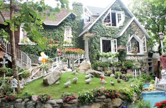 Tọa lạc tại Phường 10, Quận Gò Vấp, Country House thu hút được nhiều cặp đôi ghiền cà phê bởi không khí tươi mát, gần gũi thiên nhiên