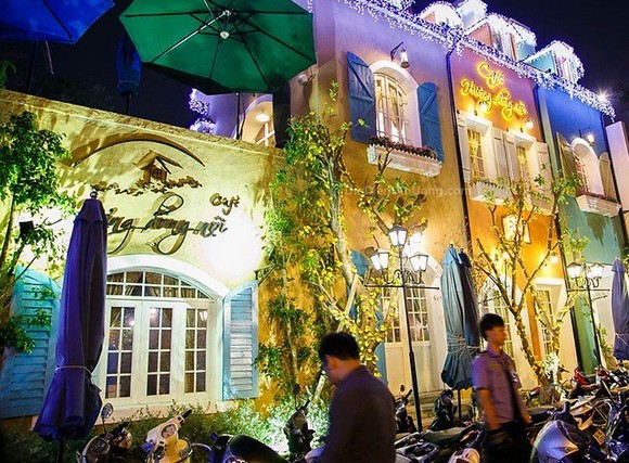 Hương Đồng Nội cafe khắc họa về một vùng thảo nguyên đồng quê ở miền Đông Nam nước Pháp giữa Sài Gòn, khiến mỗi đôi tình nhân đều bất ngờ trước vẻ đẹp quyến rũ tự nhiên đến ngẩn ngơ khi vừa bước chân qua cánh cổng