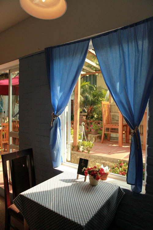 Với các cặp đôi yêu sự lãng mạn kiểu Pháp và muốn nhâm nhi một ly cafe trong không gian yên tĩnh với những bản nhạc du dương thì La Vie en Rose là một gợi ý tuyệt vời