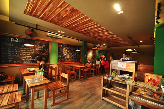 Nằm khép mình trên phố Cao Bá Quát yên bình, Cafe K mang đến cho các đôi tình nhân một phong cách mới lạ khi không gian được thiết kế theo kiểu lớp học của Hàn những năm 1970