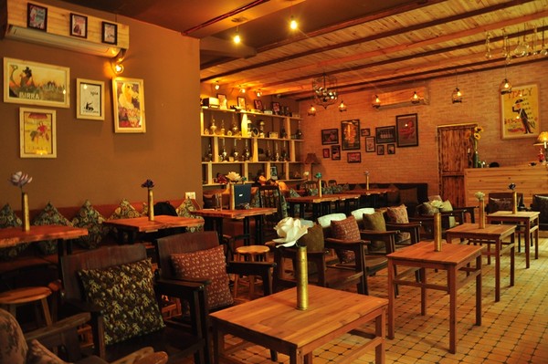 Vecchio cafe được xây dựng lại từ căn nhà cũ trước 1975, theo phong cách Ý kết hợp với nghệ thuật sắp đặt Á – Âu, nơi đây phù hợp với các đôi tình nhân yêu thích sự lãng mạn, trầm lắng và sâu sắc