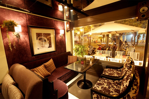 Nội thất sang trọng với những bộ bàn ghế sofa đẹp mắt, khung gương cổ điển, chiếc đàn dương cầm khơi gợi cảm hứng nghệ thuật lãng mạn nhưng vẫn tạo cảm giác ấm ấp, gần gũi khiến nhiều cặp đôi lịch lãm yêu thích quán cà phê này Nội thất sang trọng với những bộ bàn ghế sofa đẹp mắt, khung gương cổ điển, chiếc đàn dương cầm khơi gợi cảm hứng nghệ thuật lãng mạn nhưng vẫn tạo cảm giác ấm ấp, gần gũi khiến nhiều cặp đôi lịch lãm yêu thích quán cà phê này