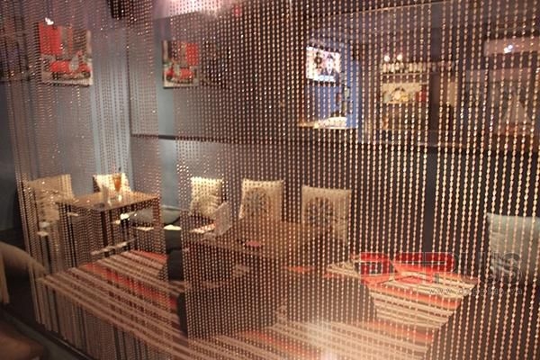 Hướng mặt ra hồ Tây lộng gió, đến Kaffeine café trong những ngày đông quả thật là một lựa chọn thú vị. Quán mang hơi thở Retro đặc trưng. Đến với Kaffeine, bạn có thể dễ dàng bắt gặp những chiếc sofa kiểu cách, những chiếc máy khâu cũ kỹ, những chiếc radio, điện thoại hay mô hình xe hơi mang hơi hướng của thế kỉ trước Hướng mặt ra hồ Tây lộng gió, đến Kaffeine café trong những ngày đông quả thật là một lựa chọn thú vị. Quán mang hơi thở Retro đặc trưng. Đến với Kaffeine, bạn có thể dễ dàng bắt gặp những chiếc sofa kiểu cách, những chiếc máy khâu cũ kỹ, những chiếc radio, điện thoại hay mô hình xe hơi mang hơi hướng của thế kỉ trước