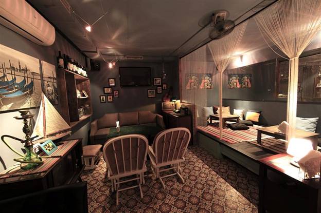 Với phong cách hoàn toàn mới lạ và sự tinh tế trong từng chi tiết, Kaffeine Retro Style Hồ Tây sẽ mang lại một không gian thoải mái, yên tĩnh cho các đôi tình nhân Với phong cách hoàn toàn mới lạ và sự tinh tế trong từng chi tiết, Kaffeine Retro Style Hồ Tây sẽ mang lại một không gian thoải mái, yên tĩnh cho các đôi tình nhân