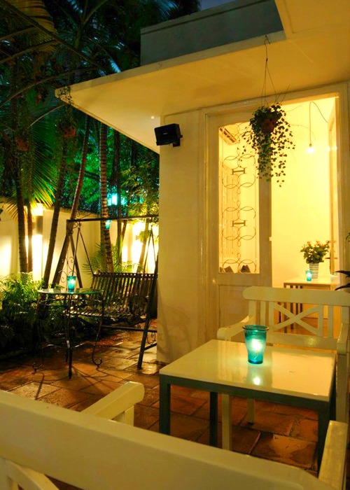 Ngồi trên chiếc xích đu nơi góc vườn, thả hồn mình theo những giai điệu Jazz nhẹ nhàng khi đêm về, ánh sáng vàng ấm áp của đèn hoà vào sự lung linh huyền diệu của nến mang lại cho các đôi tình nhân một không khí Valentine đầy lãng mạn và bình yên đến lạ Ngồi trên chiếc xích đu nơi góc vườn, thả hồn mình theo những giai điệu Jazz nhẹ nhàng khi đêm về, ánh sáng vàng ấm áp của đèn hoà vào sự lung linh huyền diệu của nến mang lại cho các đôi tình nhân một không khí Valentine đầy lãng mạn và bình yên đến lạ