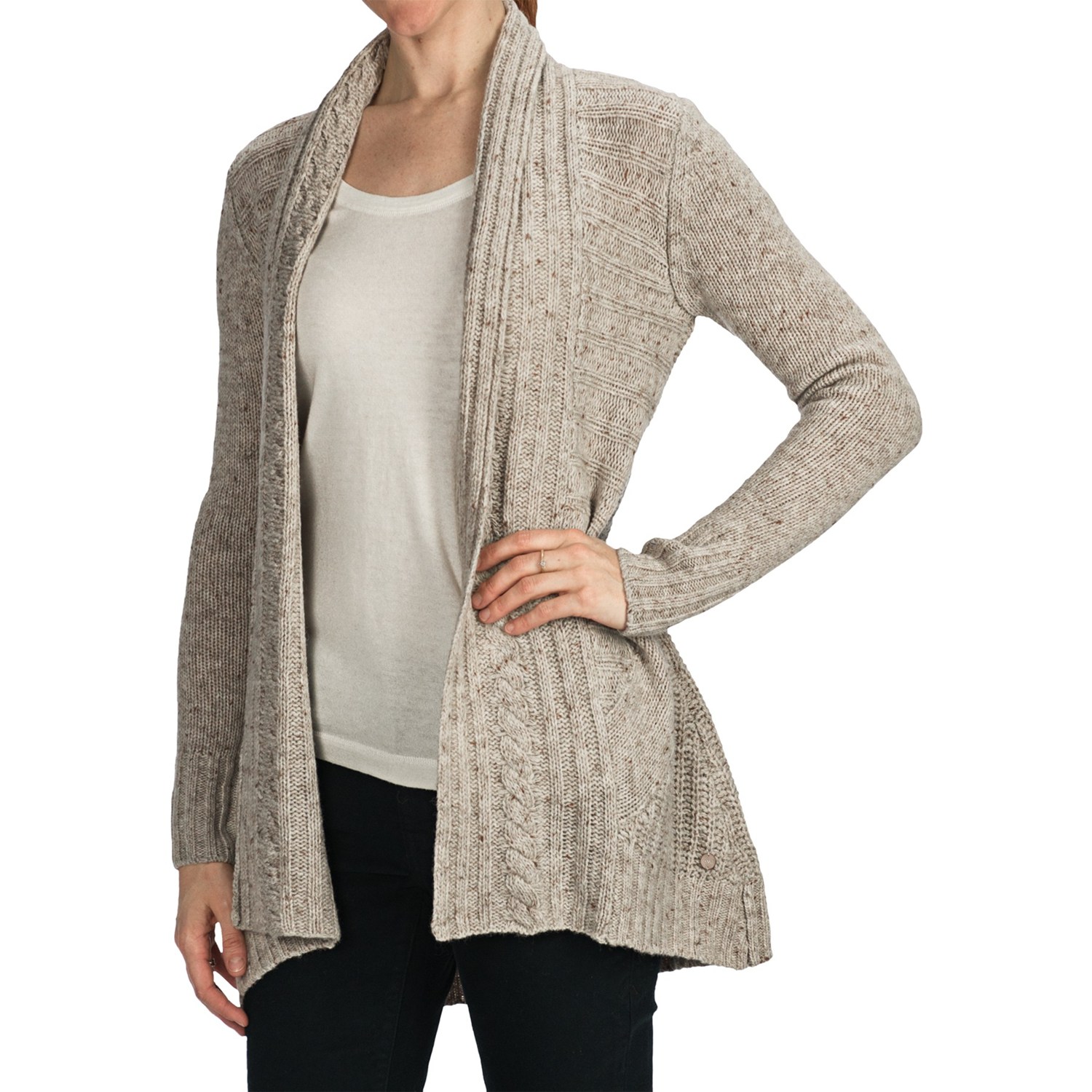 Kết hợp &aacute;o kho&aacute;c nhẹ Cardigan với &aacute;o sơ mi v&agrave; quần jean tạo cảm gi&aacute;c thoải m&aacute;i trong m&ugrave;a mưa b&atilde;o