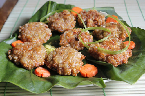 Chả cốm thưởng thức k&egrave;m với b&uacute;n đậu mắm t&ocirc;m l&agrave; m&oacute;n ăn y&ecirc;u th&iacute;ch của người d&acirc;n H&agrave; Nội.