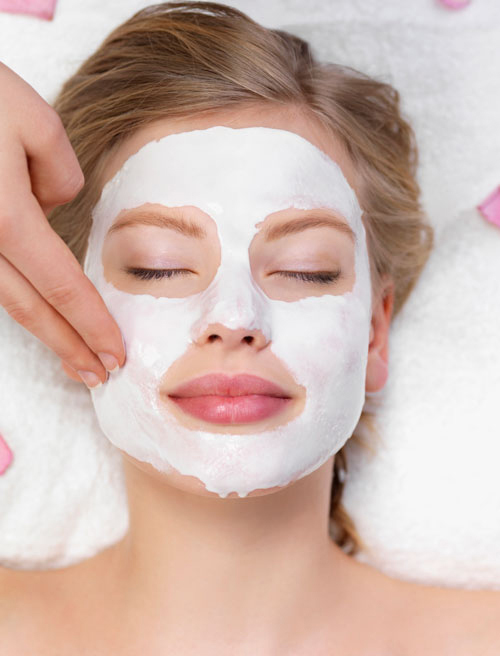 Đắp mặt nạ l&agrave; một c&aacute;ch chăm s&oacute;c da c&ocirc; d&acirc;u hiệu quả