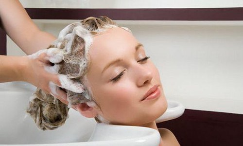 Gội đầu đúng cách là cách chăm sóc tóc nhuộm luôn bền màu Gội đầu đúng cách là cách chăm sóc tóc nhuộm luôn bền màu