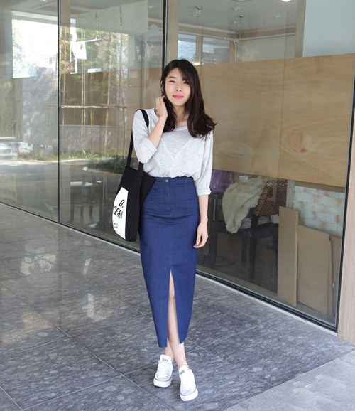 Ch&acirc;n v&aacute;y denim xẻ t&agrave; cũng l&agrave; một xu hướng mới đang 'hot' trong m&ugrave;a h&egrave; n&agrave;y