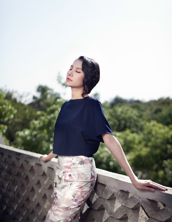 Ch&acirc;n v&aacute;y hoa b&uacute;t ch&igrave; kết hợp &aacute;o crop top vừa thanh lịch vừa sang trọng
