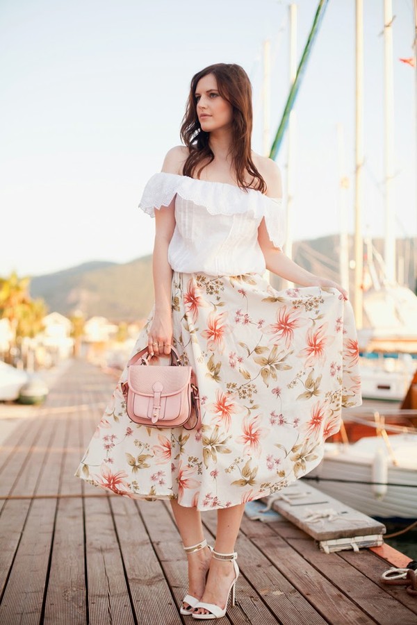 C&ocirc; n&agrave;ng th&iacute;ch sự nhẹ nh&agrave;ng, nữ t&iacute;nh c&oacute; thể kết hợp ch&acirc;n v&aacute;y midi với sandals quai mảnh