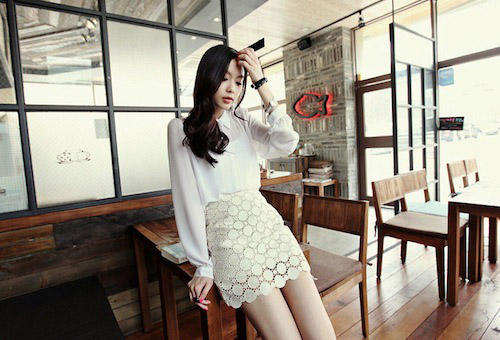 V&aacute;y chất liệu ren đen v&agrave; trắng dễ mặc, dễ phối đồ v&agrave; hợp với thời trang nơi c&ocirc;ng sở