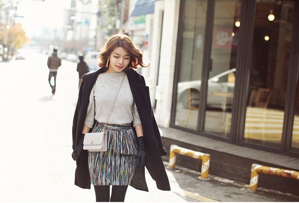 Ch&acirc;n v&aacute;y b&uacute;t ch&igrave; phối với trench coat l&agrave; sự lựa chọn ho&agrave;n hảo cho m&ugrave;a đ&ocirc;ng. Ảnh minh họa