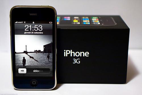 iPhone 3G c&oacute; nhiều n&acirc;ng cấp đ&aacute;ng kể so với phi&ecirc;n bản 2G