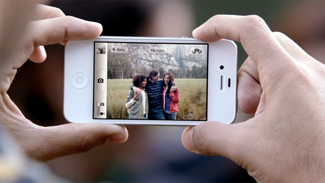 Phi&ecirc;n bản 4S kh&ocirc;ng qu&aacute; vươt trội so với người anh em iPhone 4