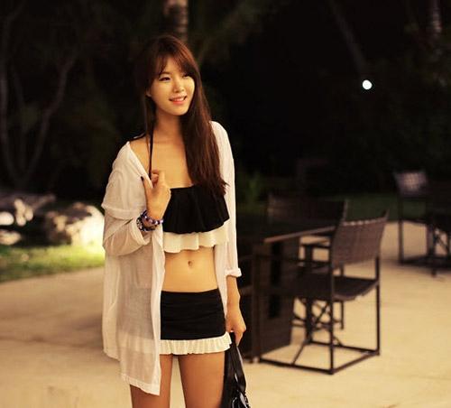 Khi mặc đồ bơi, c&aacute;c n&agrave;ng c&oacute; thể kết hợp với &aacute;o lưới, croptop, &aacute;o cho&agrave;ng để khắc phục nhược điểm cơ thể