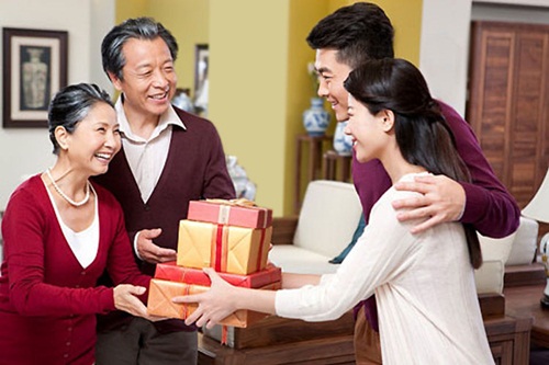N&agrave;ng d&acirc;u c&oacute; thể tặng qu&agrave; Tết cho bố mẹ thiết thực hơn
