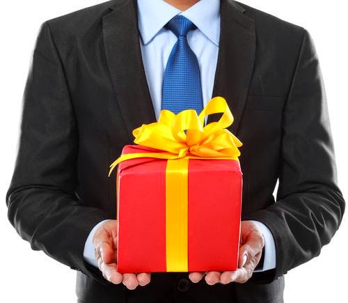 Chọn qu&agrave; Tết cho sếp cần ch&uacute; &yacute; kh&ocirc;ng n&ecirc;n qu&aacute; ph&ocirc; trương