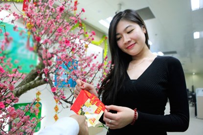 C&aacute;c sếp c&oacute; thể thưởng Tết  cho nh&acirc;n vi&ecirc;n t&ugrave;y theo chế độ