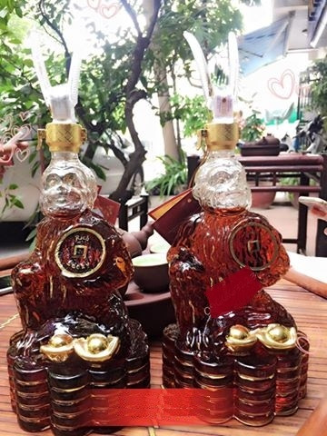 Chai rượu h&igrave;nh khỉ l&agrave; một gọi &yacute; chọn qu&agrave; Tết 2016 biếu sếp