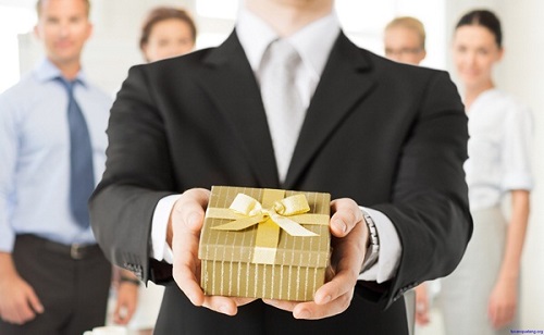 Chọn qu&agrave; Tết biếu sếp nữ cần kh&eacute;o l&eacute;o v&agrave; hiểu biết