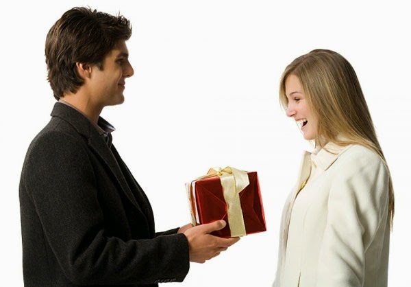 Th&aacute;i độ ch&acirc;n th&agrave;nh l&agrave; điều cần thiết khi tặng qu&agrave; Tết cho sếp