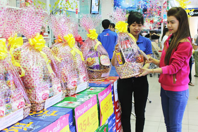 Để chọn một giỏ quà Tết vừa ý nghĩa vừa hợp túi tiền không phải dễ dàng Để chọn một giỏ quà Tết vừa ý nghĩa vừa hợp túi tiền không phải dễ dàng