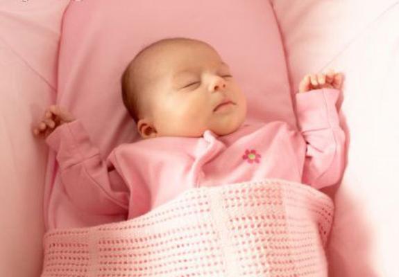N&ecirc;n chọn m&agrave;u nhạt khi mua quần &aacute;o cho trẻ