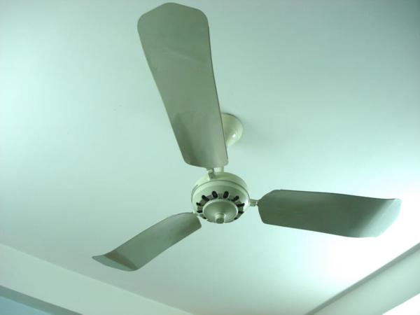 Quạt trần được treo tr&ecirc;n trần nh&agrave; c&oacute; thể l&agrave;m m&aacute;t một khu vực rộng lớn