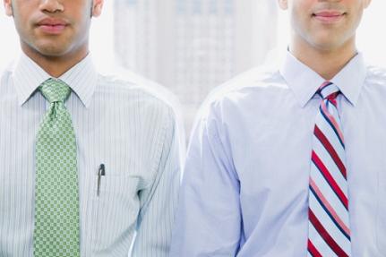 Khi chọn c&agrave; vạt họa tiết cần ch&uacute; &yacute; t&ocirc;ng m&agrave;u ph&ugrave; hợp với &aacute;o sơ mi
